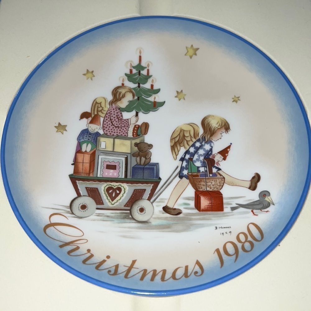 Schmid 1980 Christmas Collector Plate Sister “Parade into Toyland” Berta Hummel